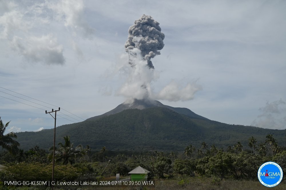 印尼勒沃托洛火山喷发 火山灰柱达1000米