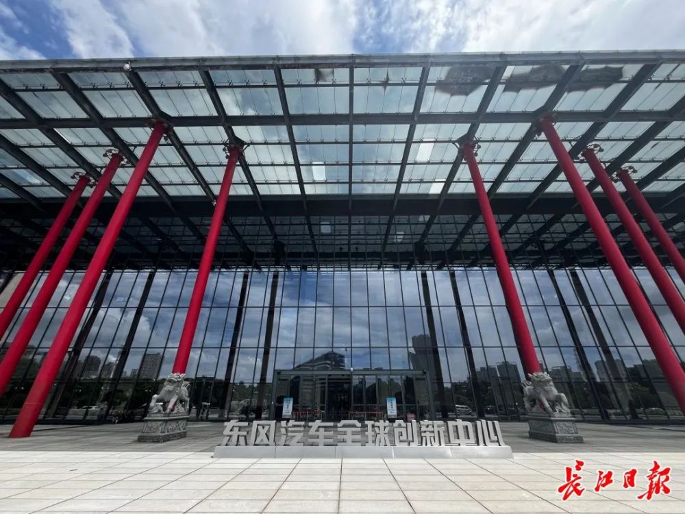 曾经公务大楼如今创新磁场车谷“红柱子”焕新东风“大脑”