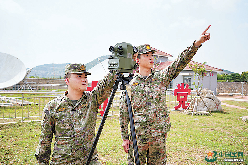 北部战区空军某场站气象台官兵保障飞行训练图为测量风速风向