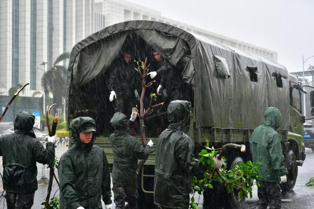 海南海警局组织防台应急分队奔赴受灾一线帮