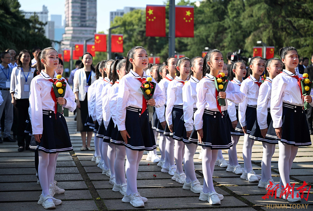 湖南烈士纪念日向英雄烈士敬献花篮仪式举行