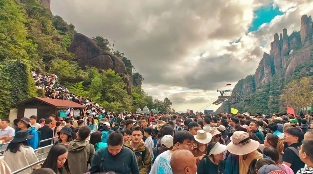 三清山游客冷风中排队齐喊退票！景区：已安全下山