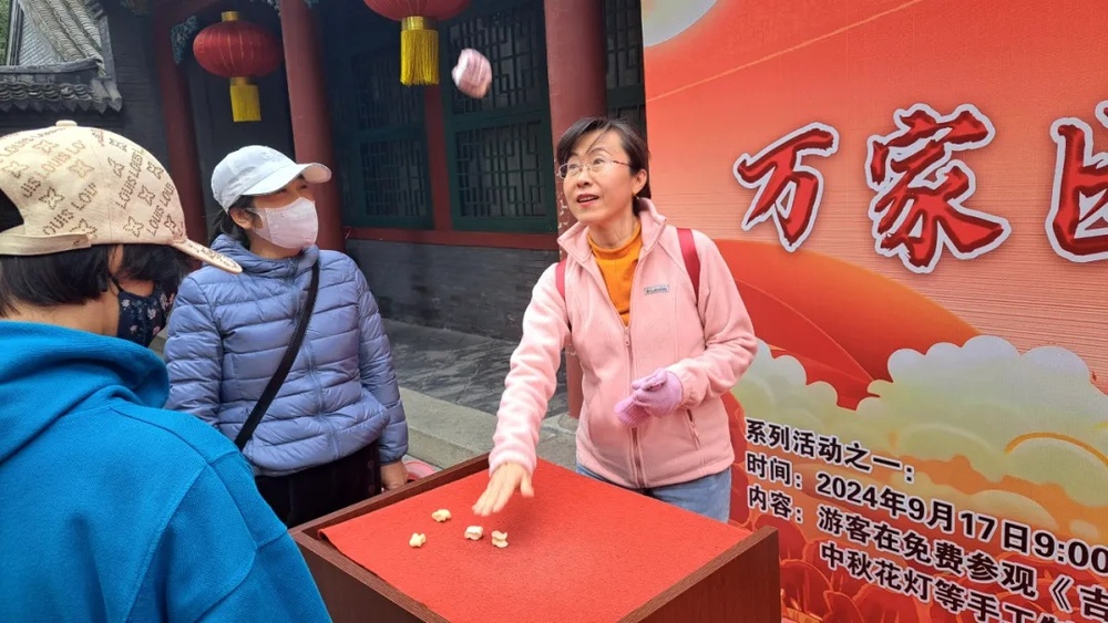 首页>吉林频道>市州资讯>桌面的红布上,放着4只洁白的嘎拉哈(羊膝盖骨