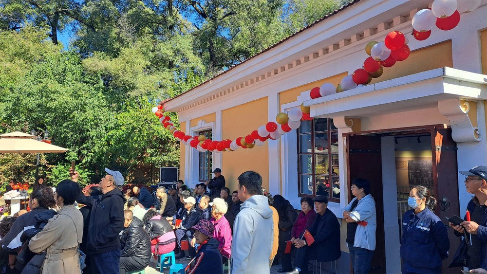 式新玩法"桌面的红布上,放着4只洁白的嘎拉哈(羊膝盖骨)和1只布口袋