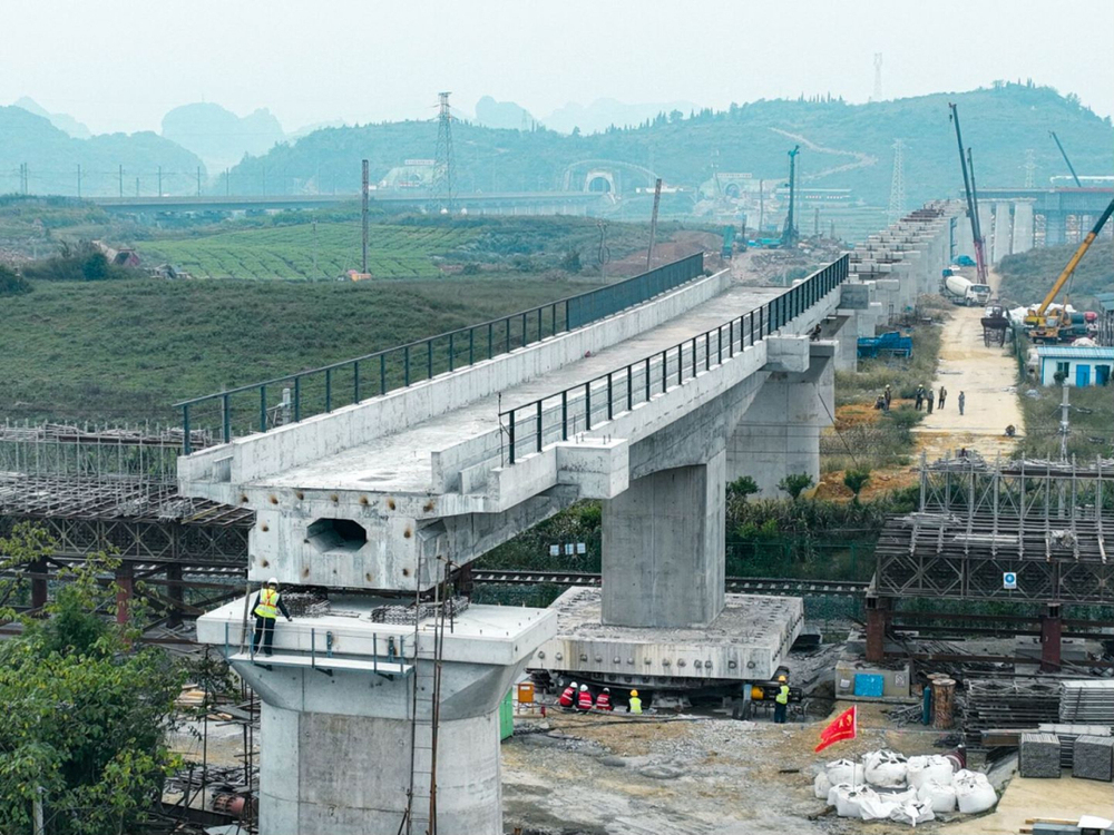 贵州安顺：3000吨铁路桥成功跨越黄织铁路