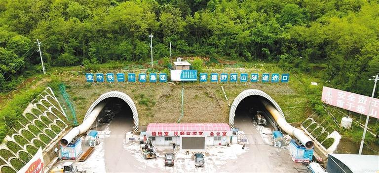 陕西麟法高速公路野河山隧道双洞贯通