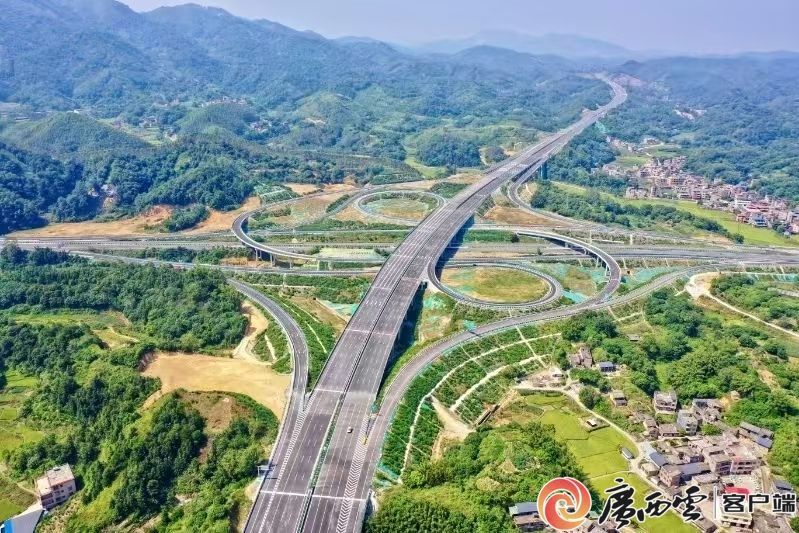 南玉珠高速公路广西段实现全线贯通