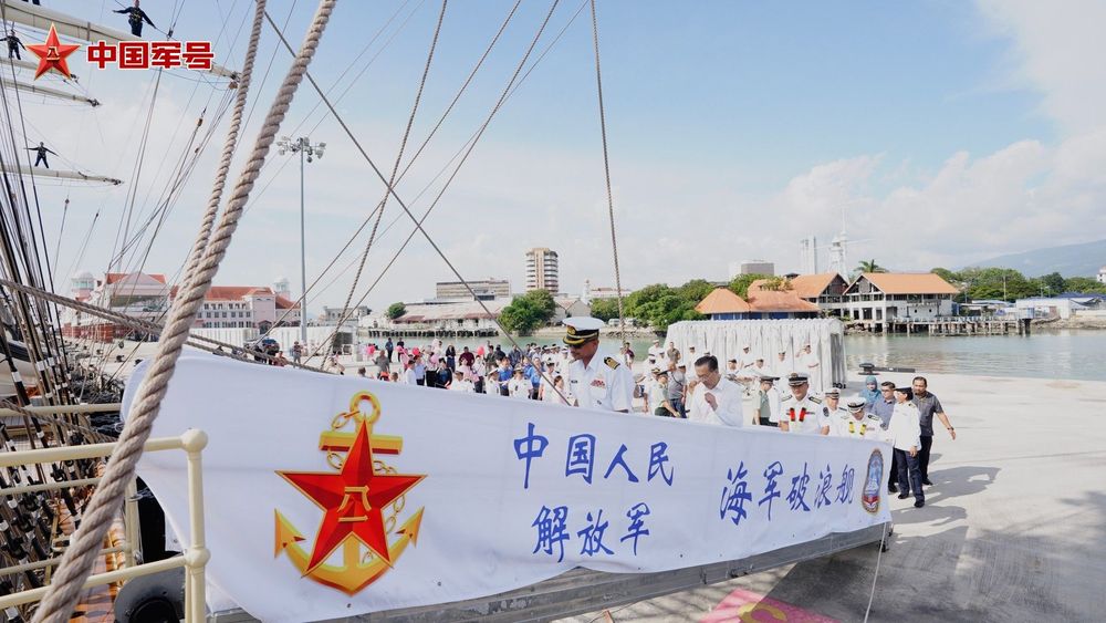 中国海军破浪舰结束技术停靠马来西亚起程前往新加坡