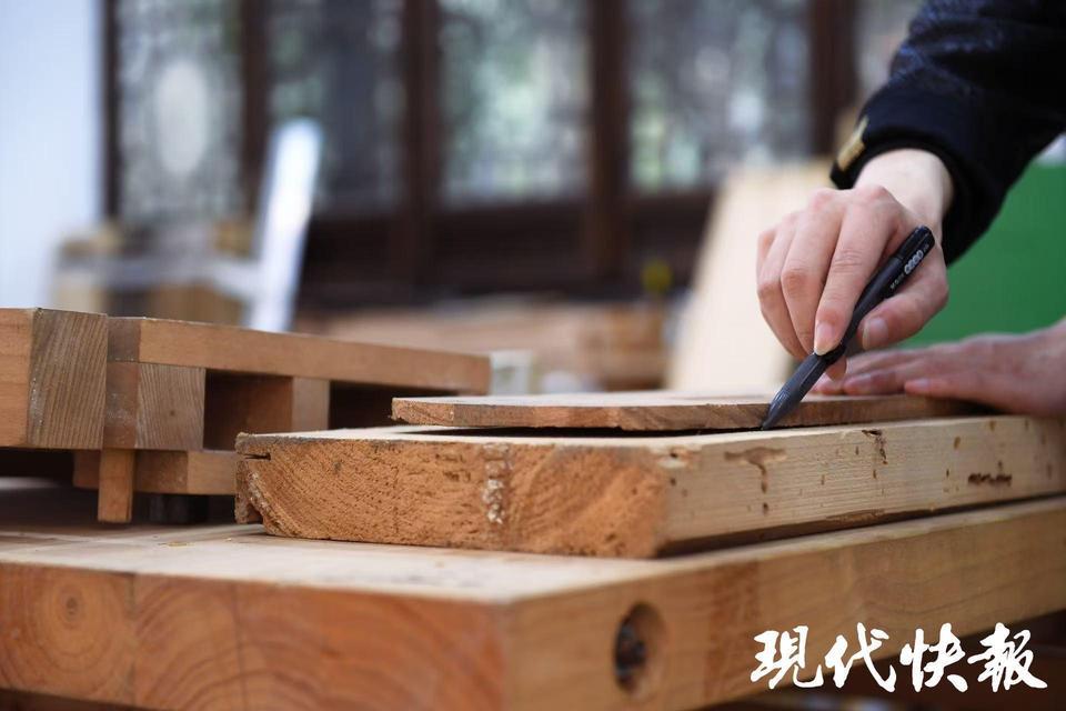 工序阶段的古琴半成品,右手边则是整面墙的制琴工具,仅刨子就有30多种