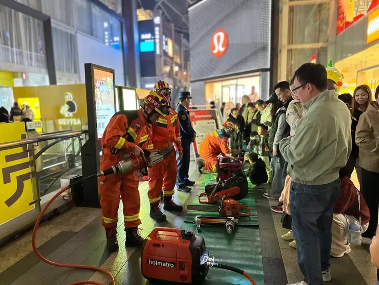 西安莲湖区119消防安全主题集市打卡活动举行