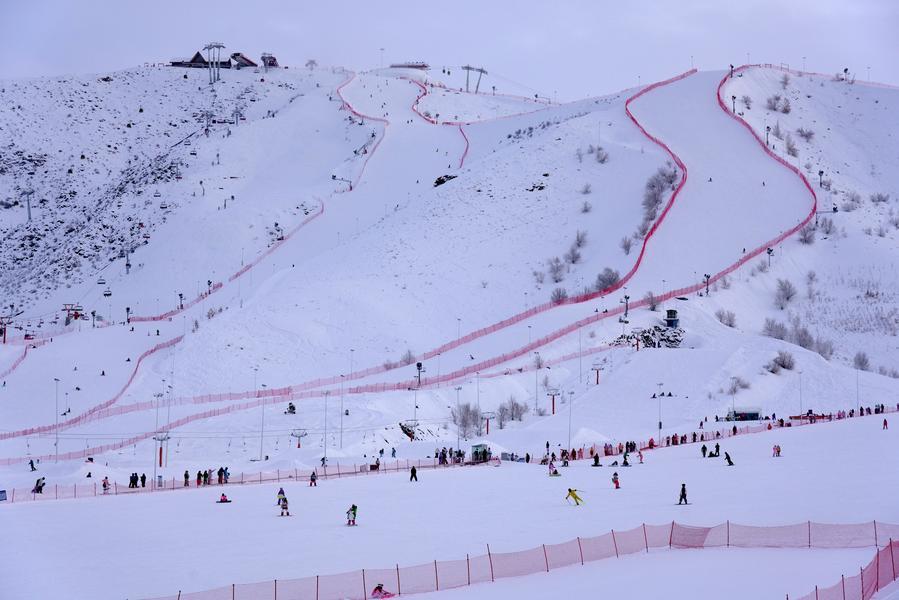 "带动三亿人参与冰雪运动"激发中国"冰雪活力"