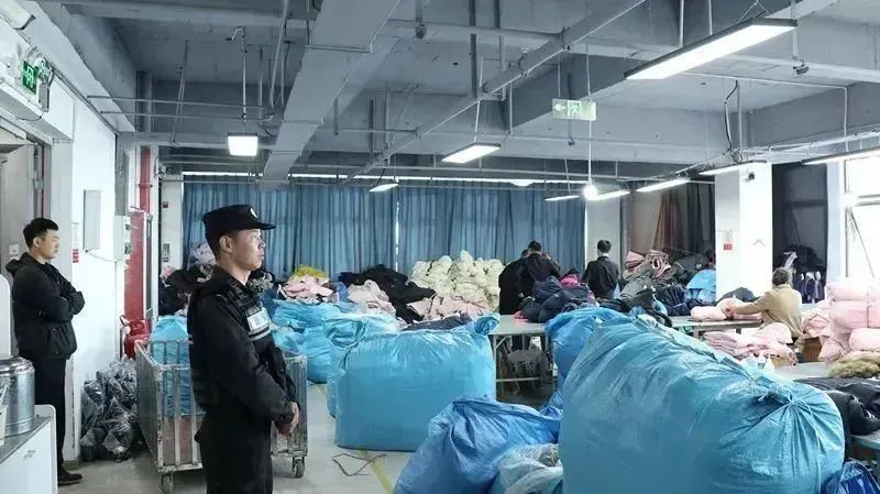 羽绒服爆大雷3000多元买的羽绒服拆开全是飞丝许多网友剪开了自己的衣服……(图2)