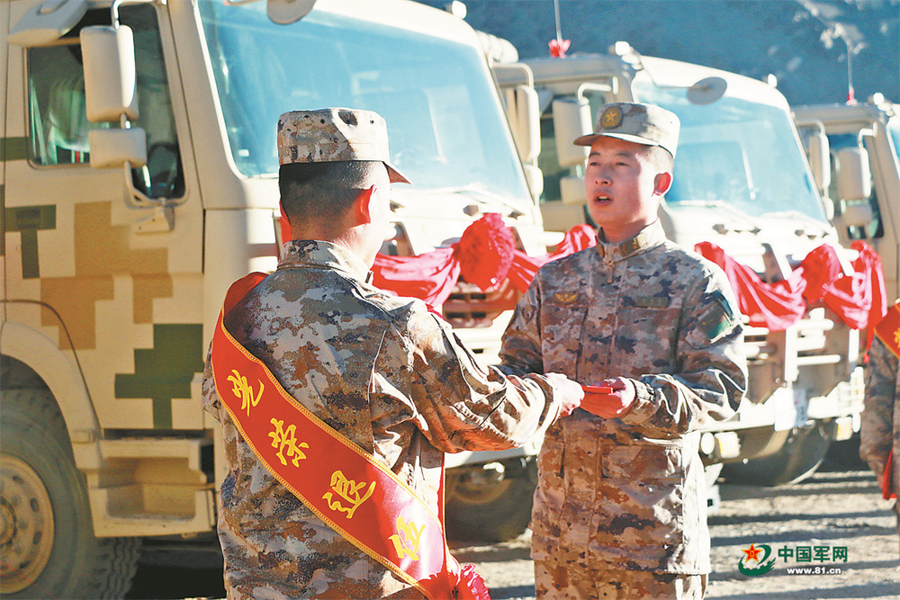 一场高原汽车兵的退伍仪式在喀喇昆仑军营举行