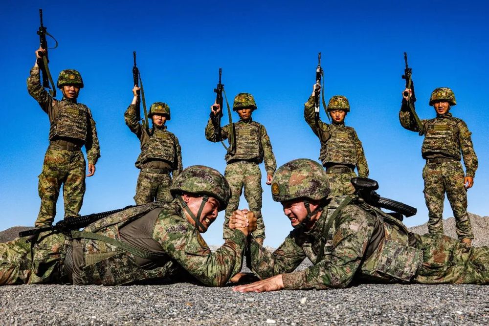 大漠深处,警卫尖兵闪电出击!