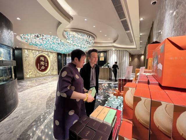 吉林圣一农业总经理白丽娟现场了解广式点心产品。