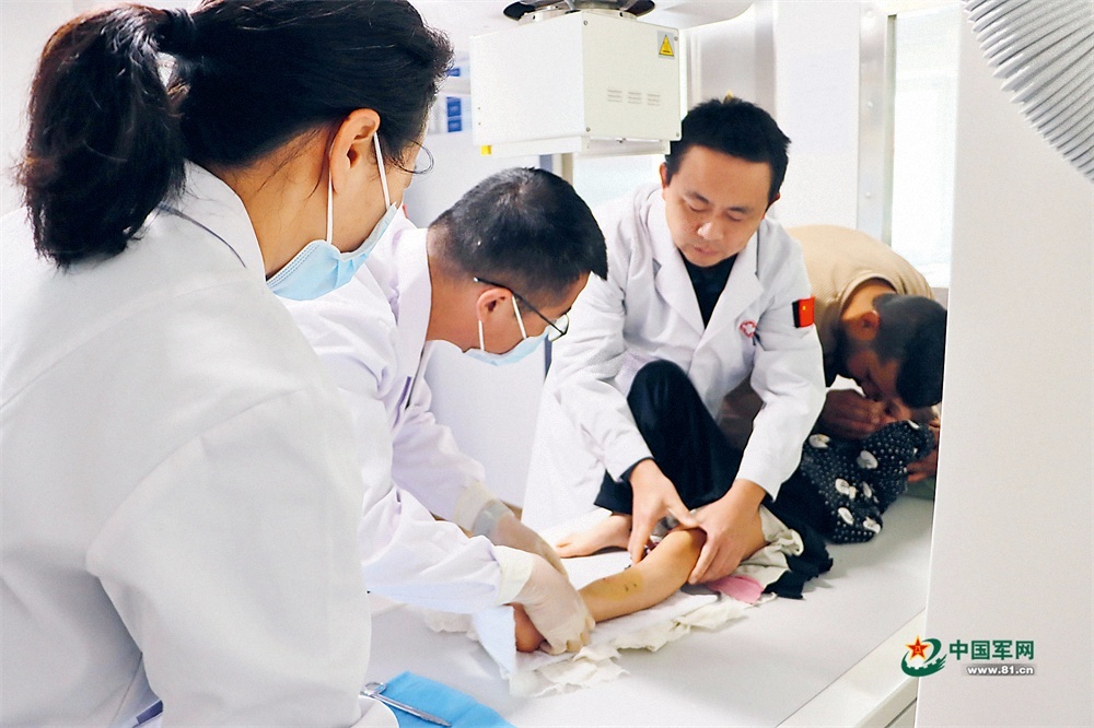 我赴黎巴嫩维和医疗分队紧急救治叙利亚骨折女童，彰显中国军医仁心大爱