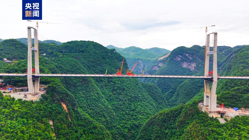 云端“拼积木” 宜来高速柴埠溪特大桥顺利合龙