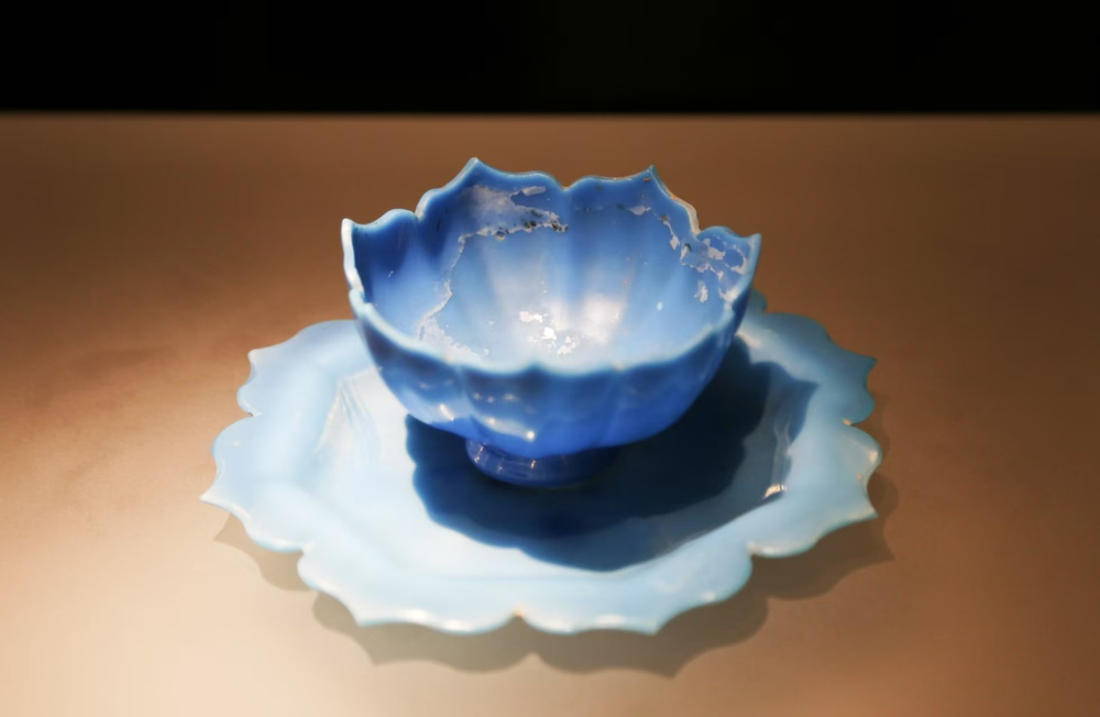 “青春华章重走西北角”采访团探秘甘肃省博物馆：千年珍宝诉说丝路辉煌_fororder_元代莲花形玻璃托盏