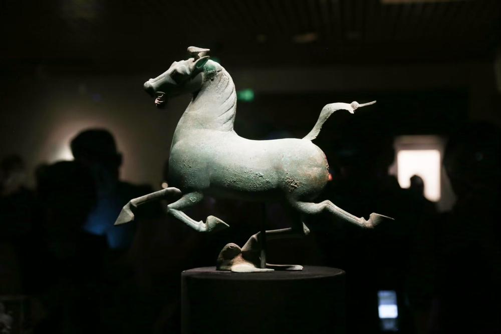 “青春华章重走西北角”采访团探秘甘肃省博物馆：千年珍宝诉说丝路辉煌_fororder_国家级文物铜奔马