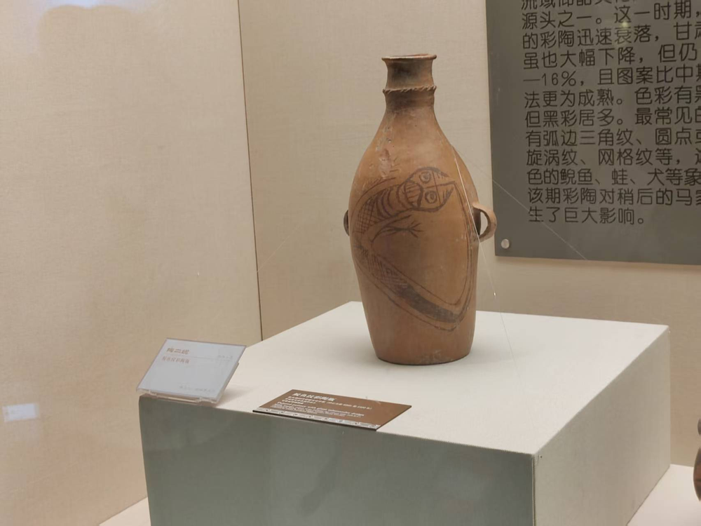 “青春华章重走西北角”采访团探秘甘肃省博物馆：千年珍宝诉说丝路辉煌_fororder_仰韶文化鲵鱼纹彩陶瓶