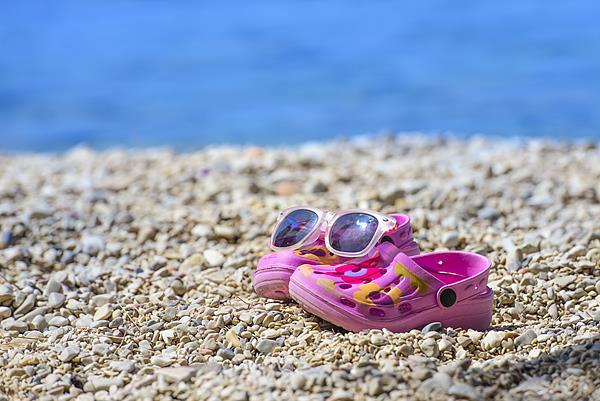 穿戴舒适但易激发脚气、易崴脚 “夏日神器”洞洞鞋还能穿吗？(图3)