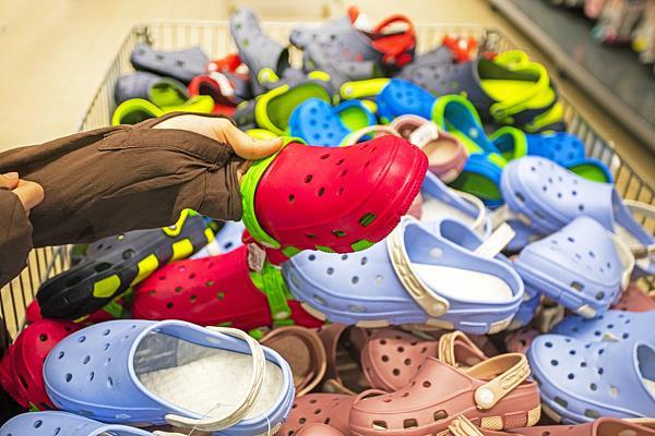 穿戴舒适但易激发脚气、易崴脚 “夏日神器”洞洞鞋还能穿吗？(图4)