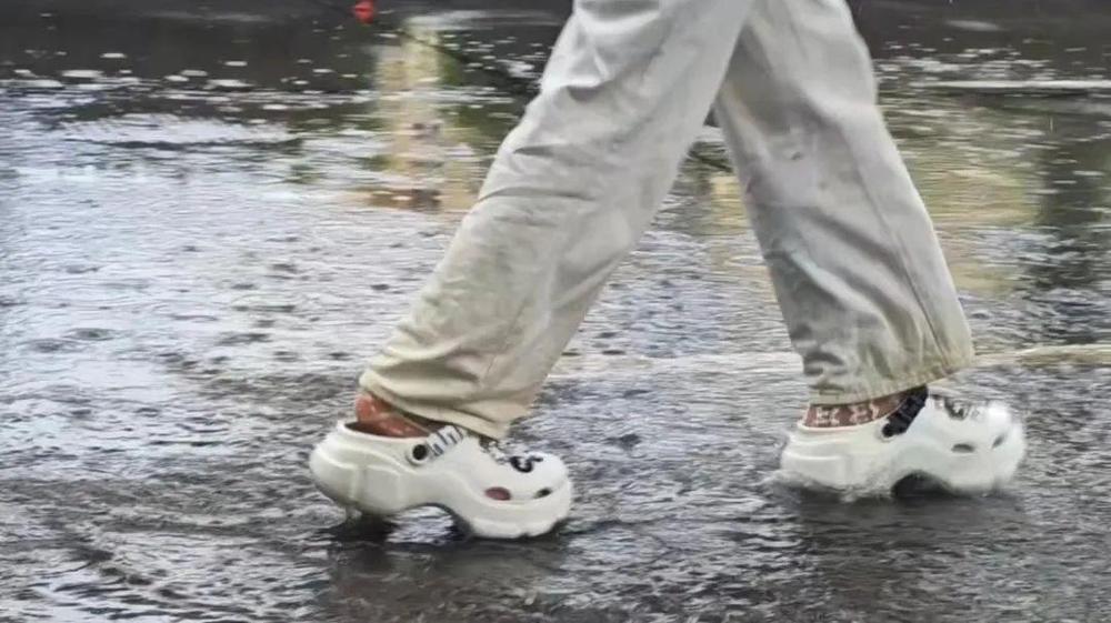 穿戴舒适但易激发脚气、易崴脚 “夏日神器”洞洞鞋还能穿吗？(图1)