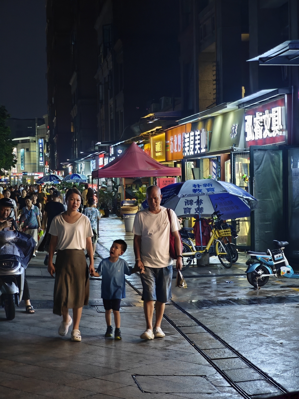 雨后成都：公安交警执勤疏导，交通有序恢复，市民走上街头散步(图3)