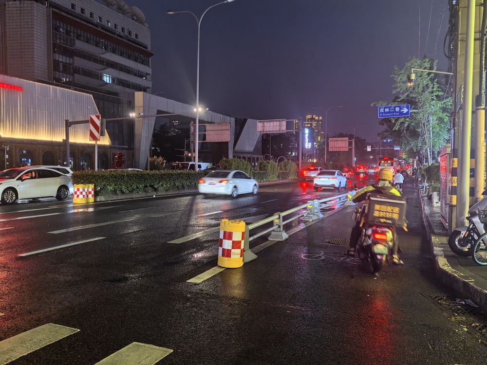 雨后成都：公安交警执勤疏导，交通有序恢复，市民走上街头散步(图6)