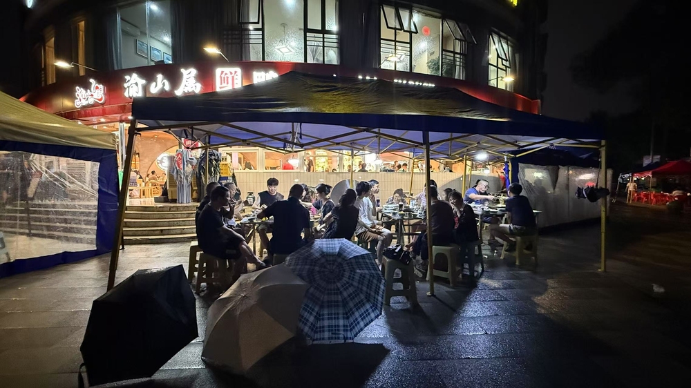 雨后成都：公安交警执勤疏导，交通有序恢复，市民走上街头散步(图4)