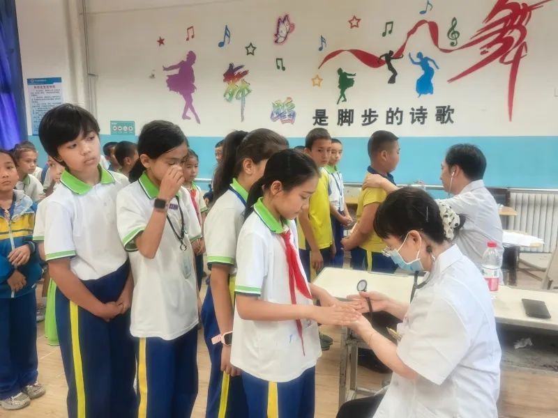 南京援疆医疗专家开展心脏病筛查公益活动 为伊宁市学子健康“护心”