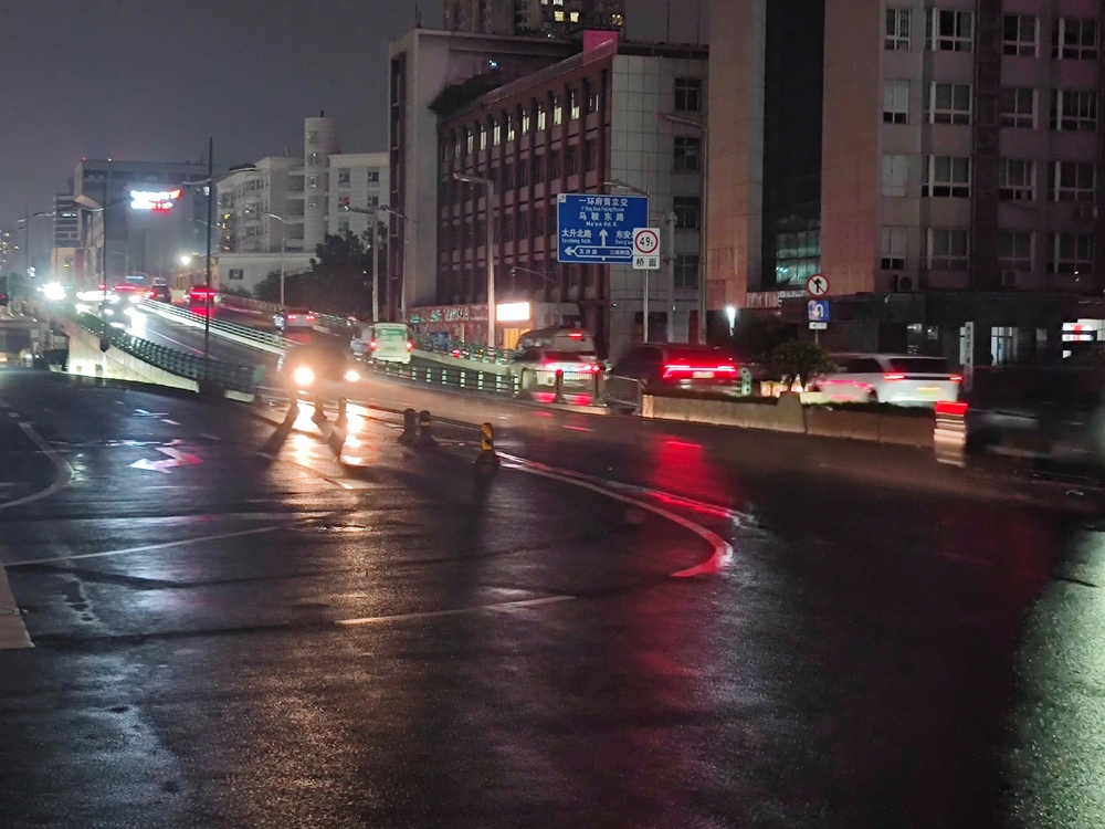 雨后成都：公安交警执勤疏导，交通有序恢复，市民走上街头散步(图7)