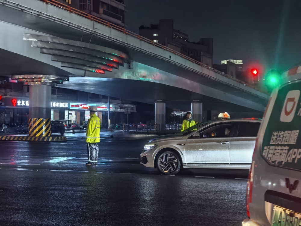 雨后成都：公安交警执勤疏导，交通有序恢复，市民走上街头散步(图5)