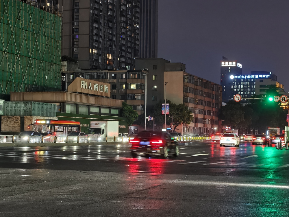 雨后成都：公安交警执勤疏导，交通有序恢复，市民走上街头散步(图2)