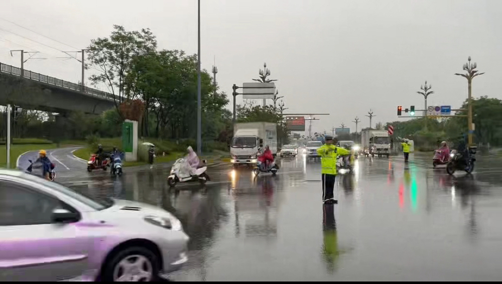 雨后成都：公安交警执勤疏导，交通有序恢复，市民走上街头散步(图1)