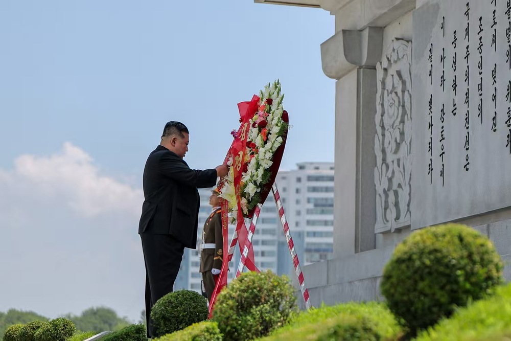 金正恩参访中朝友谊塔并敬献花圈