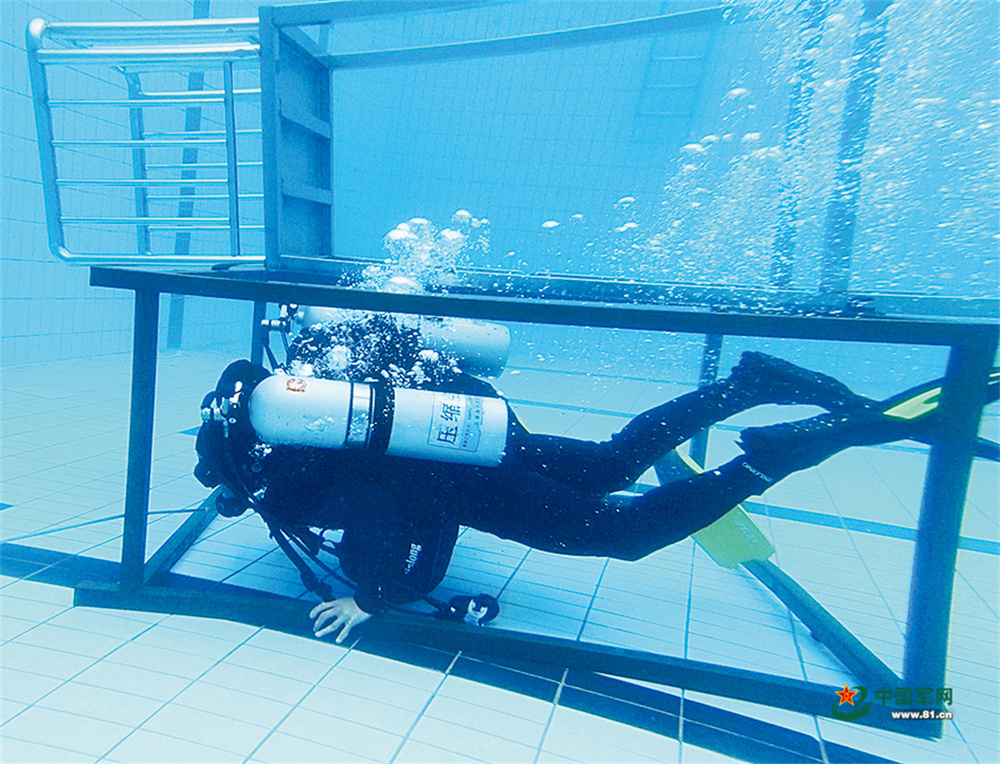 军营观察丨潜行江河:向险而进的突破(图2)