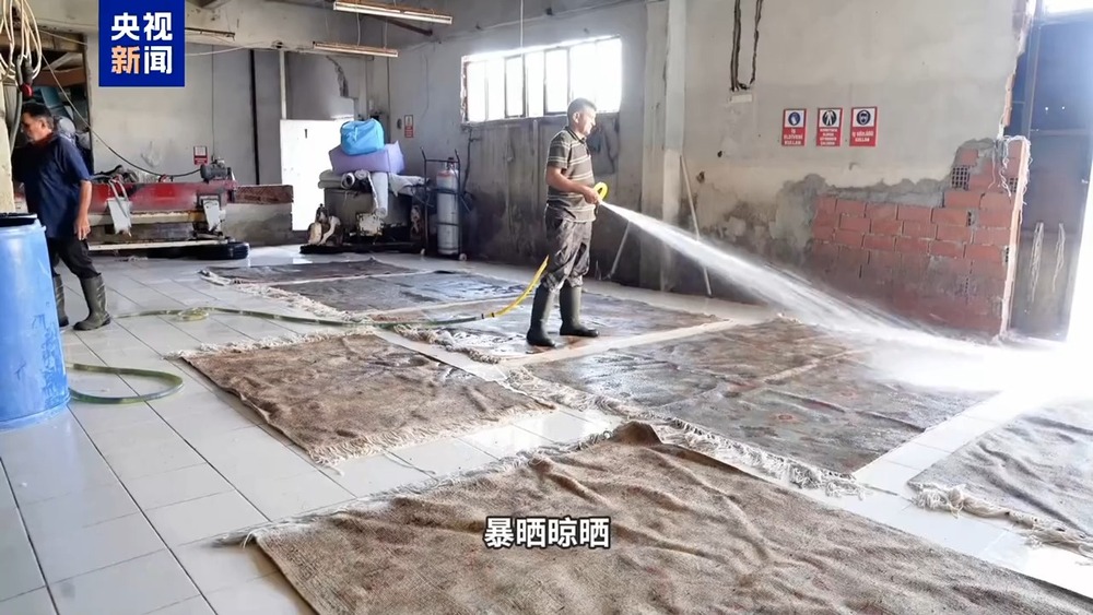 记者Vlog丨车碾、火烧、暴晒揭秘土耳其地毯“做旧术”(图5)