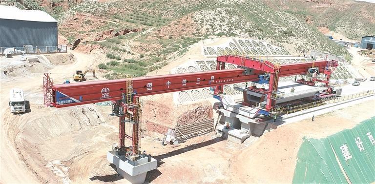 8月15日,西宁至成都铁路新庄2号中桥首榀503吨重、24米长的混凝土预制箱梁精准架设,标志着该铁路青海段进入架梁施工阶段。作为国家“八纵八横”高铁主通道及西部陆海新通道重要组成部分,西成铁路连接青海、甘肃、四川三省,起自西宁站,终至成都东站,正线全长836.5公里,设计时速200公里。青海段地处高海拔山区,面临25‰连续长大坡道架梁、隧道内运梁等罕见施工难题。建设单位联合施工方研发JQD900型架桥机、YLFS900C型运梁车等设备,前者以特殊结构适应复杂工况,后者靠智能系统保障安全。该铁路通车后,将便利沿线群众出行,强化兰州西宁与成渝城市群联系,推动“一带一路”与长江经济带互联互通,对完善西部路网、助力区域发展意义重大。图为西宁至成都铁路新庄2号中桥施工现场。通讯员 刘捷 摄