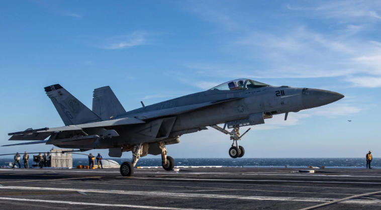 美国海军F-18战机半年内连续失事六次