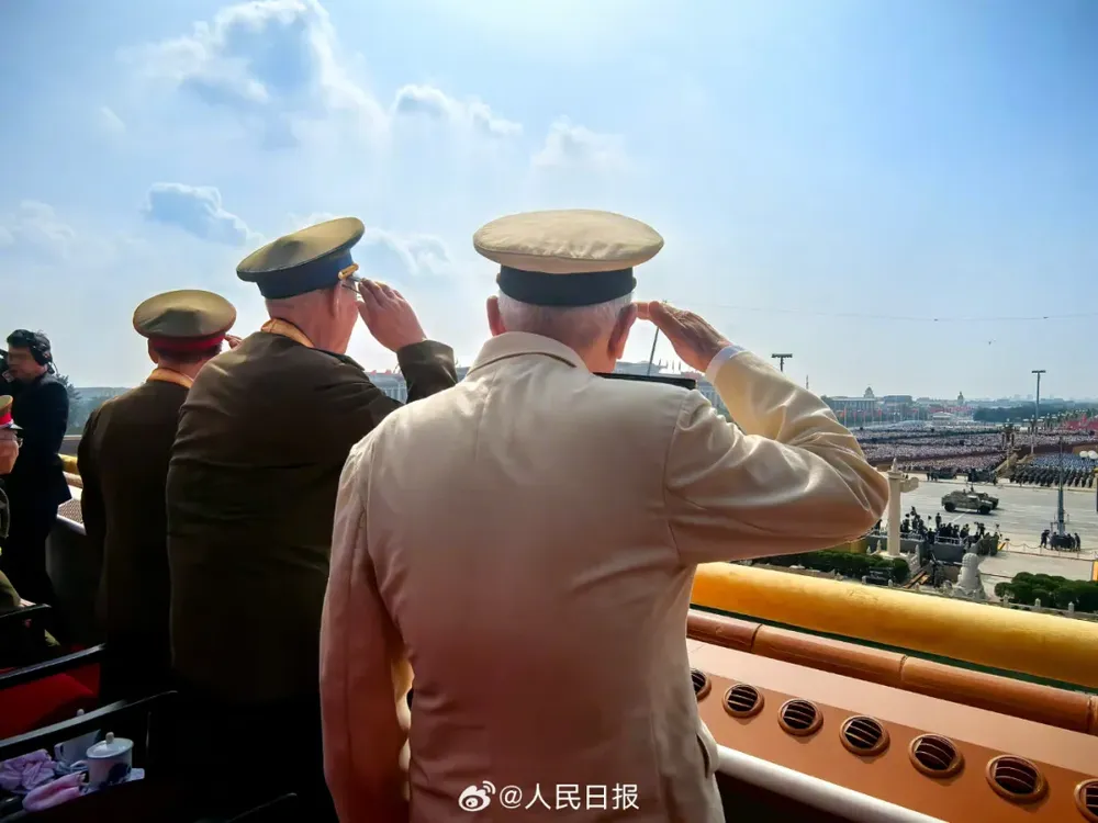 天安门城楼上的感人一幕，网友感慨万千：“这是您守护的山河”