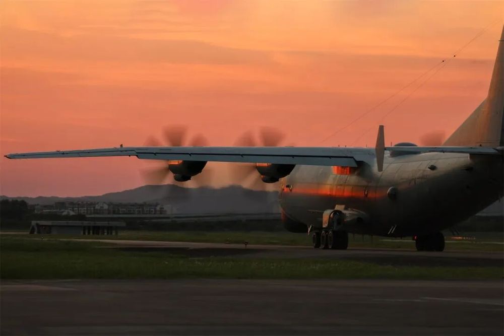 海军航空兵某部进行反潜巡逻机跨昼夜训练