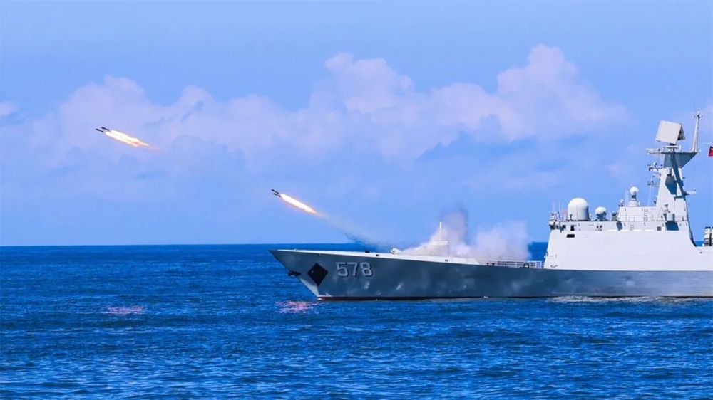 东部战区海军某驱逐舰支队进行实战演练