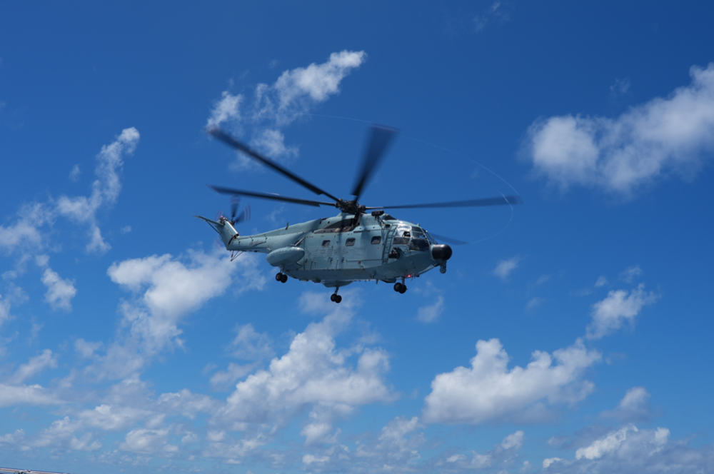 海军“丝路方舟”号进行海空协同训练