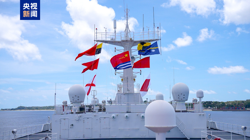 中国海军“丝路方舟”号访问瑙鲁