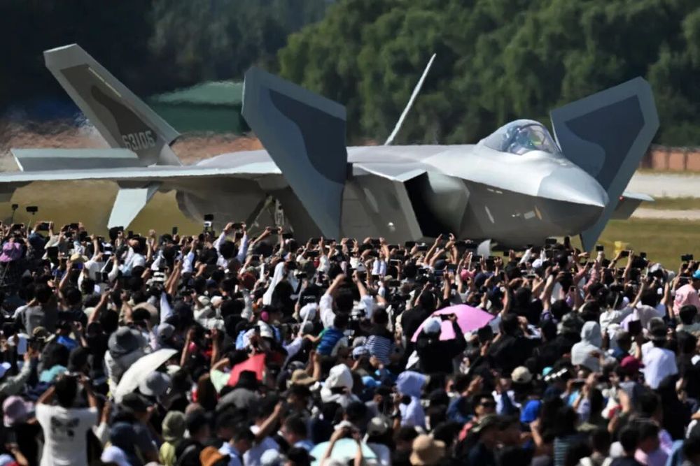 歼-20首展：飞行员与观众互动，实力圈粉