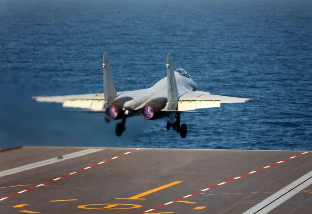 海军三型舰载机在福建舰完成起降训练