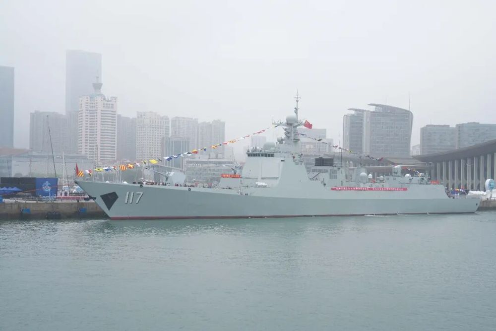 海军小姐姐带娃逛舰艇