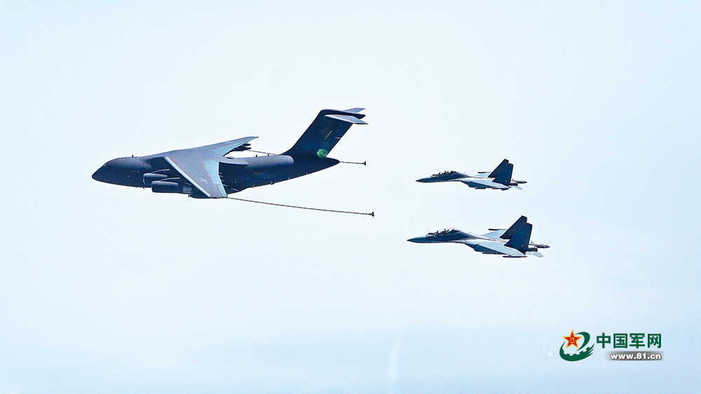 夜间空中加油训练模拟“穿针引线”
