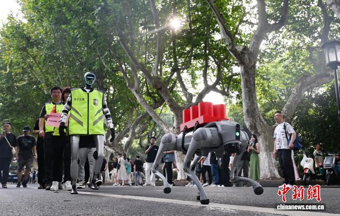 浙江杭州:“机器人义警”西湖上岗AI警队引关注